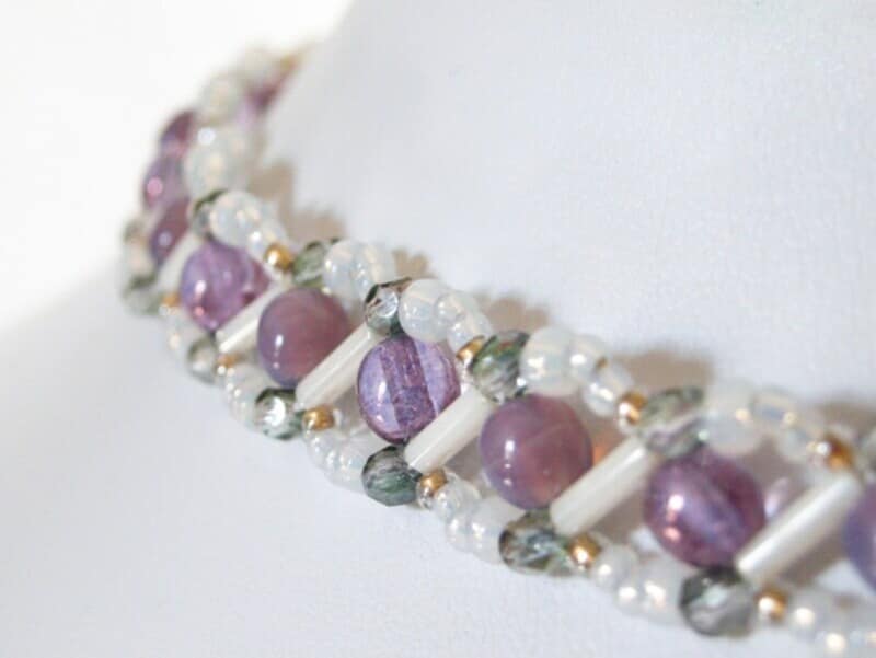 微妙な色合いで繊細な印象に