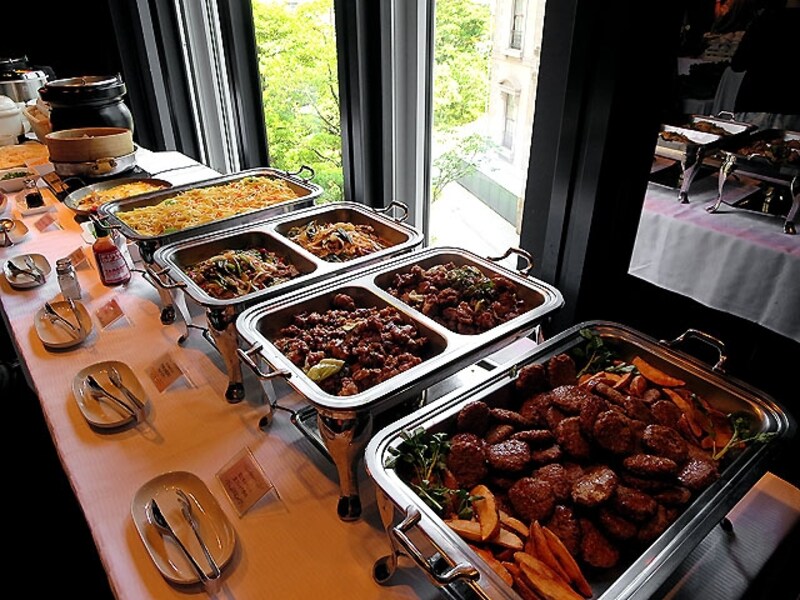 OLD MAN'S UN（オールド マンズ アン） 主菜のブッフェ台