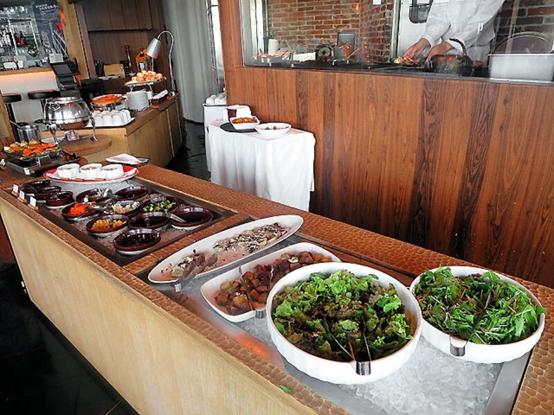 オレゴンバー＆グリル 前菜のブッフェ台