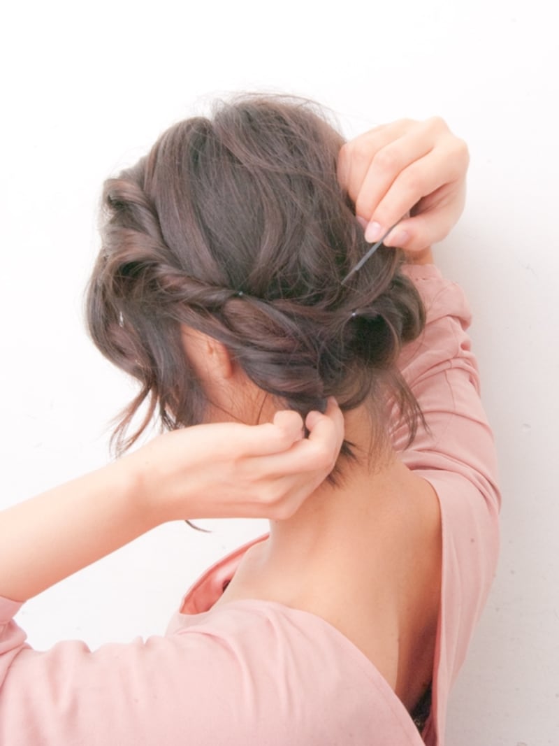 裾までねじってアメピンで固定