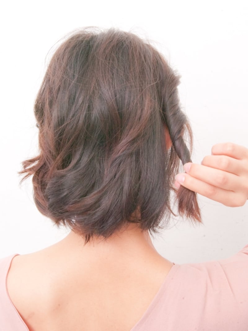 下にひっぱっていくイメージでねじる