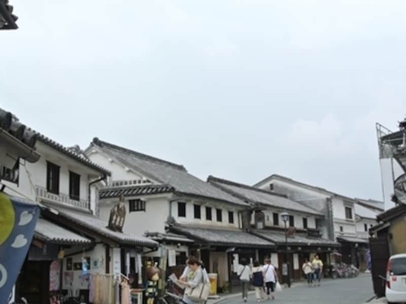 白壁のレストランや雑貨屋さんが並びます