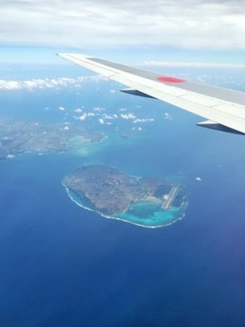今回はANAの羽田-石垣直行便を選びました。石垣に近づくにつれ、きれいな海と島が見えてきてワクワク