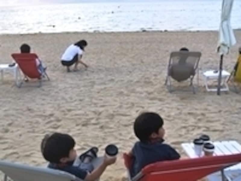 朝のビーチで飲むジュースに、子どもたちも大喜び