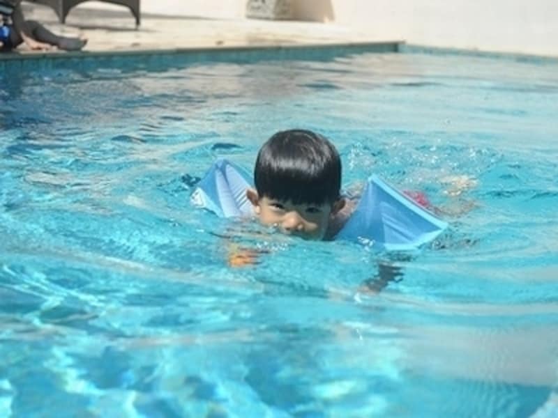 腕輪はプールサイドなどで借りられます