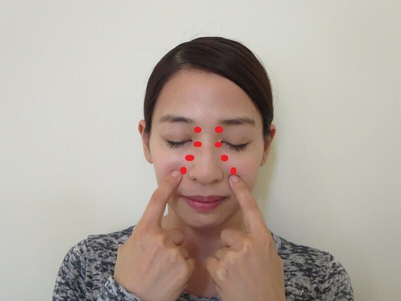 人差し指でツボ押しを行っていきます