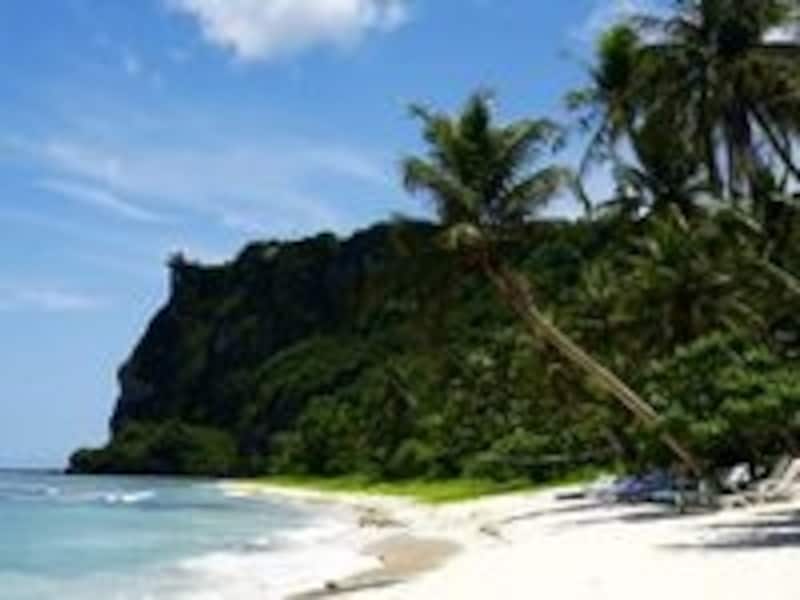 ゲストだけが入れるビーチクラブでのんびりと海遊びを