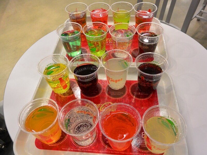 カラフルな世界中から来た16種類の飲み物