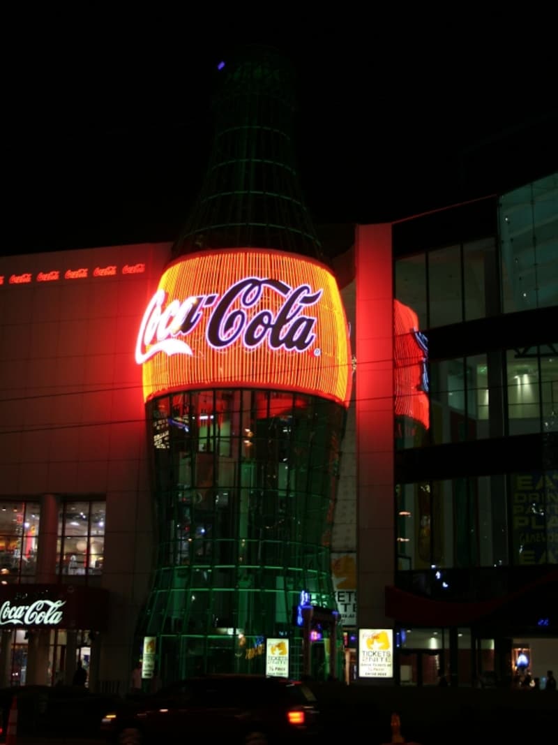 世界最大のコカ・コーラのボトル！