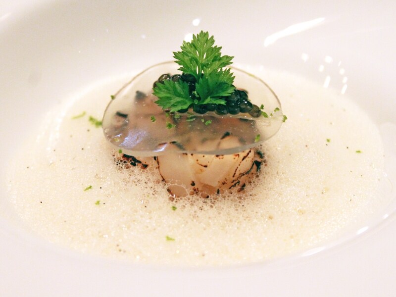 「活帆立貝を少し温めてundefinedオシェトラ・キャビア添え ライムとバニラのアンサンブル」