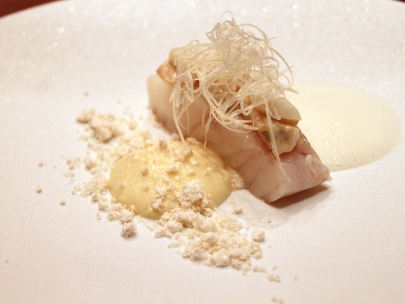 「純白の石平目undefined白貝のサラダundefinedホワイトアスパラガスと共に レモンタイムの香り」