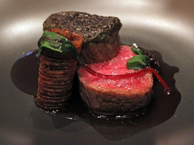 「赤牛テンダーロインのロティundefinedモワルと共に テールの煮込みクルスティアン仕立て ボルドレーズソース」