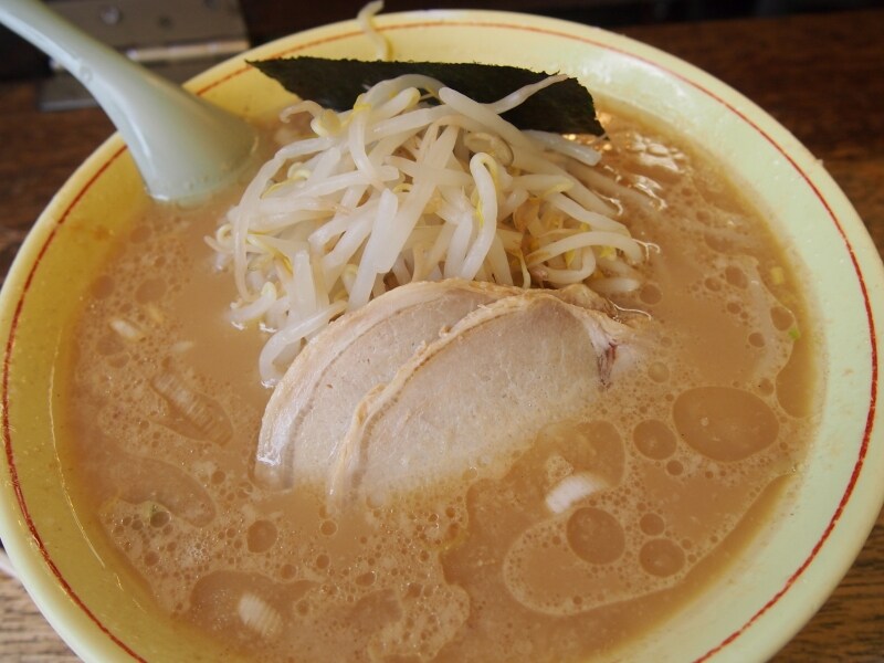 デフォルトでももやしがいっぱい。けっこう濃厚なスープです。