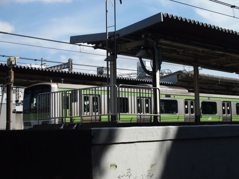 線路と同じ高さまで道路が上がり、そのうち道路の方が高くなる。