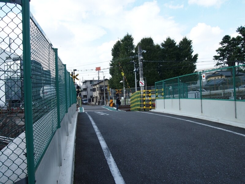 この日もカメラマンが熱心に踏切を撮影していた。