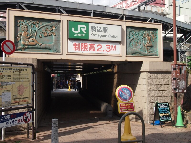 高架下にお店などはない。