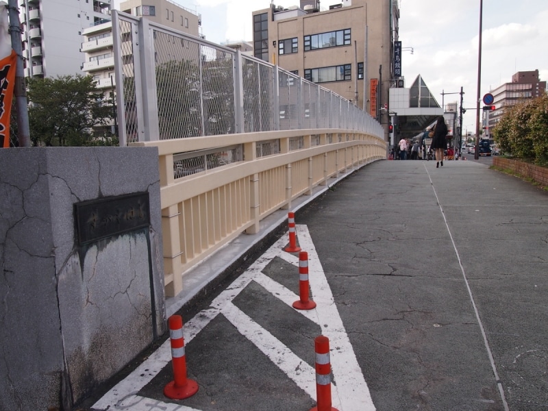 車も人通りも多い巣鴨橋