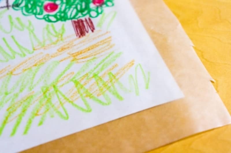 背景用の絵の上をワックスペーパーで覆っています。