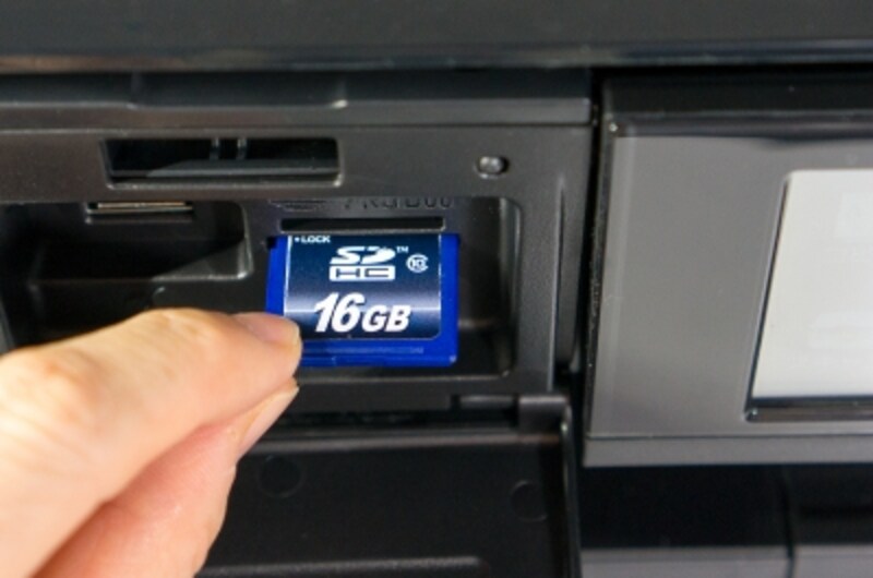 デジカメの場合はメモリーカードをプリンターに直接差し込んで印刷。