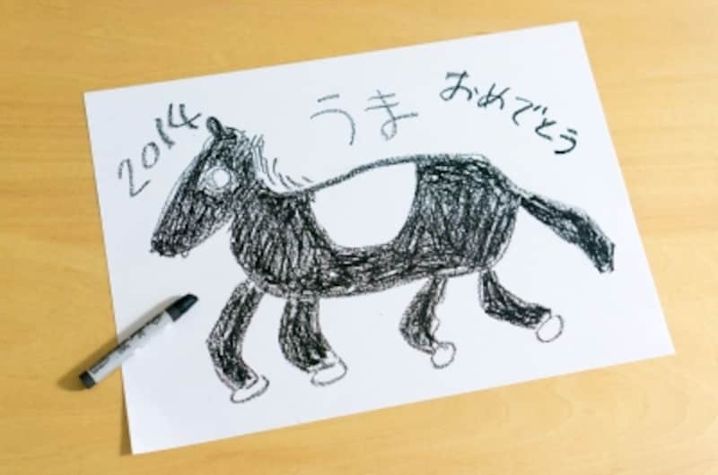 黒いクレヨンで年賀状用の絵を描きます。