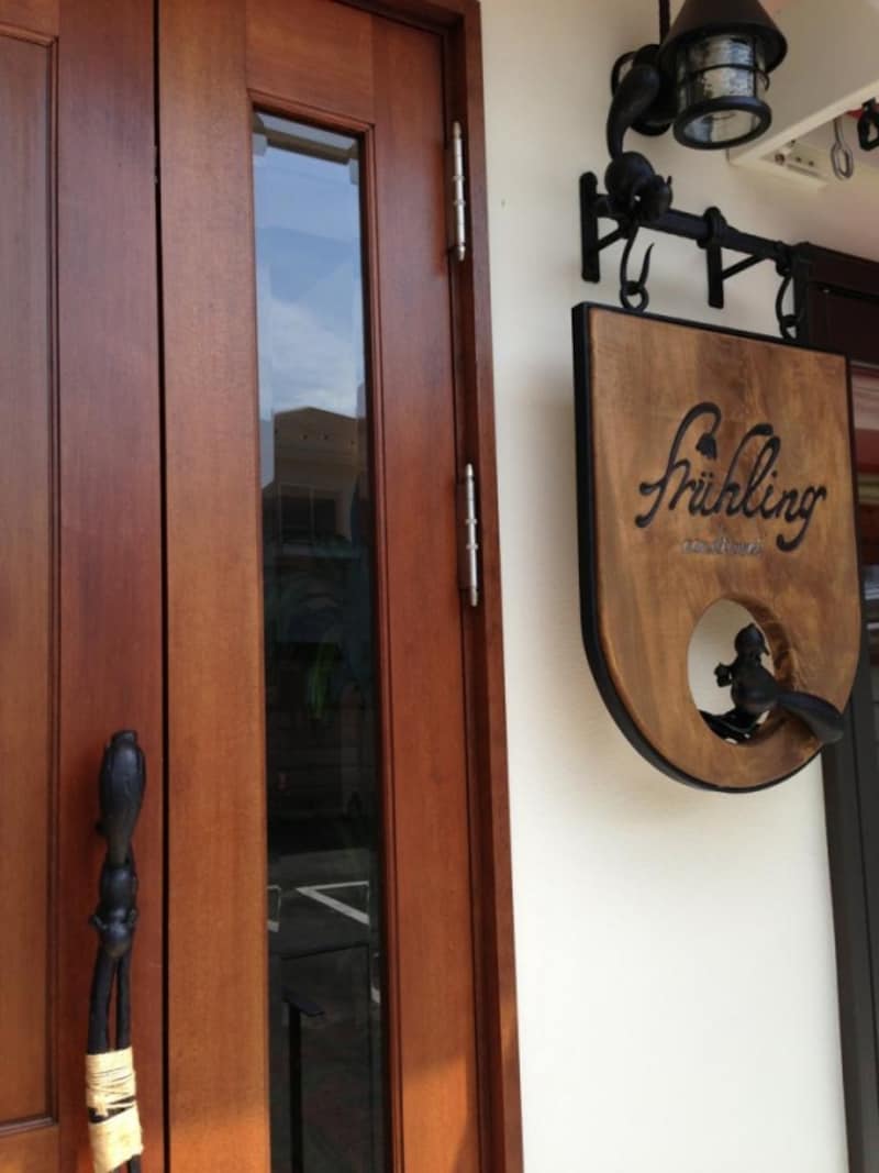 「フリューリング」にはリスのモチーフが沢山。入口のドアの取っ手にも注目。