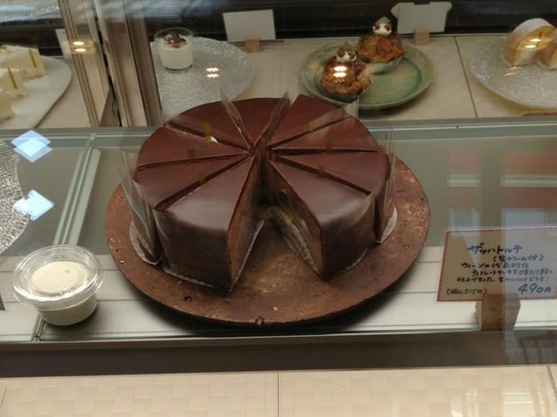 「フリューリング」の「ザッハトルテ」(515円)