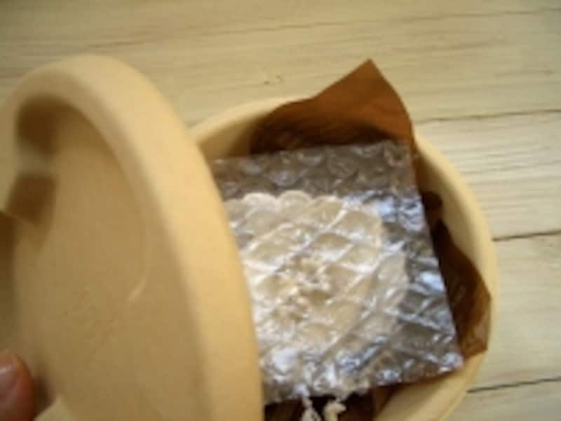 上に緩衝材をのせる