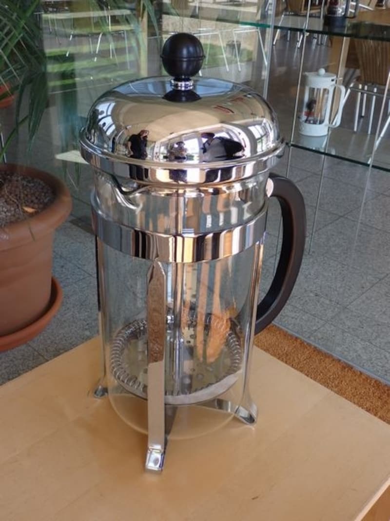 工場の入り口には巨大なフレンチプレス用コーヒーメーカーが展示されていました