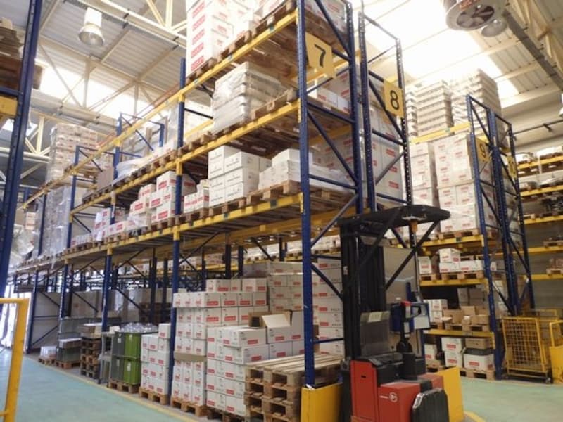 工場の一画には出荷を待つ製品がずらりと並んでいました