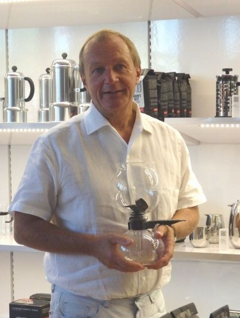 1955年から作られているコーヒーメーカーを手にするボダム社のCEO、ヨーガン・ボダム氏