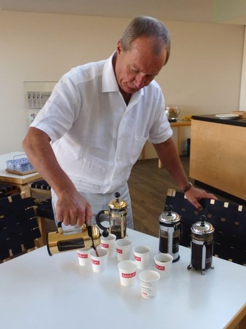 ボダム・ジャパンの代表が持参した4つのブレンドコーヒーをヨーガン・ボダム氏が自ら淹れ、みんなで試飲する一幕も
