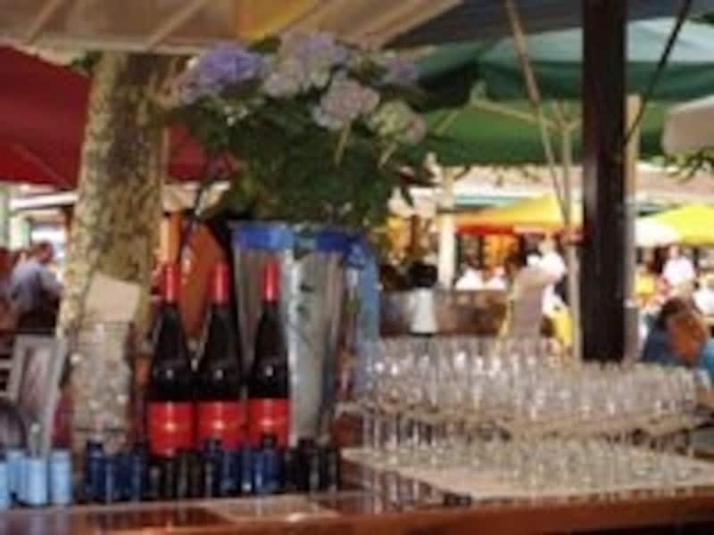 ワイン祭りでは色んな種類のワインをゆったり味わえる