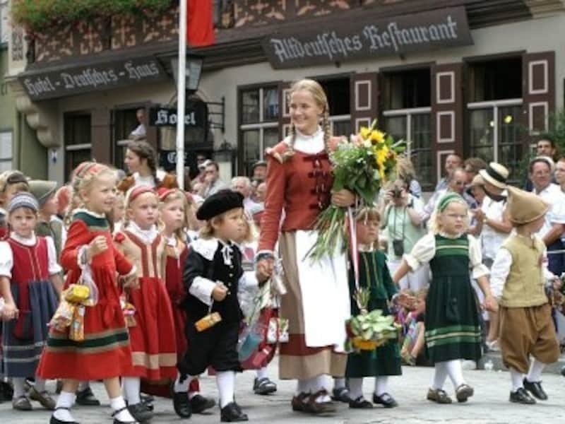 子どものお祭りキンダーツェッヒェ。かわいいイベントはやっぱり人気。 © Tourismusverband Franken e. V.
