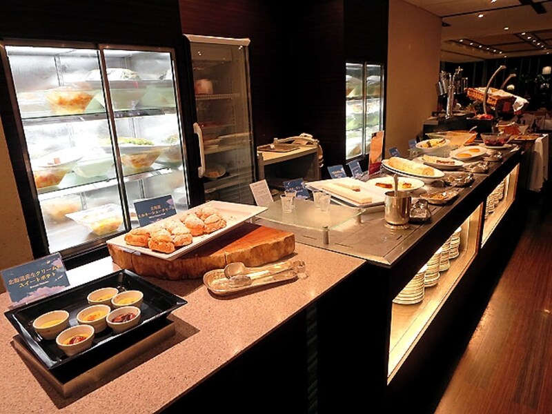 パンとデザートのブッフェ台