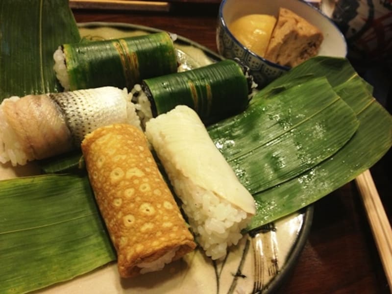 熊笹は裏がつるつるの種類のみを使用