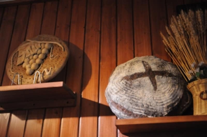 壁には飾りパンも