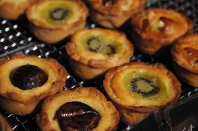 プチタルトなど焼き菓子も充実