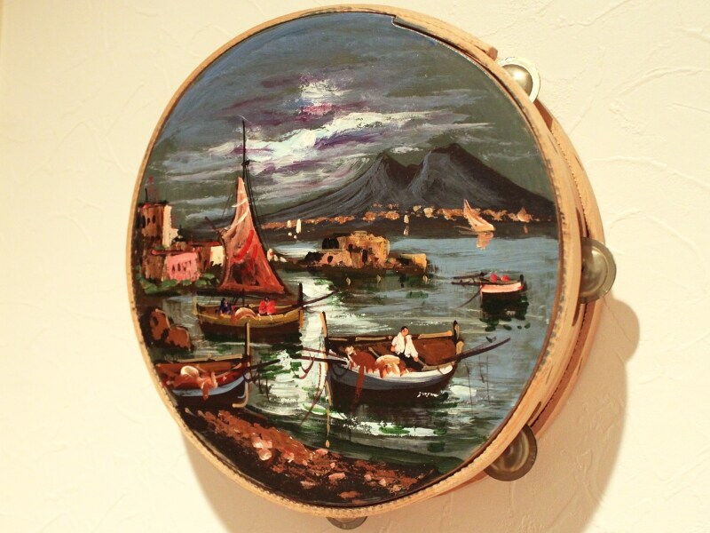 壁面に飾られたタンバリン