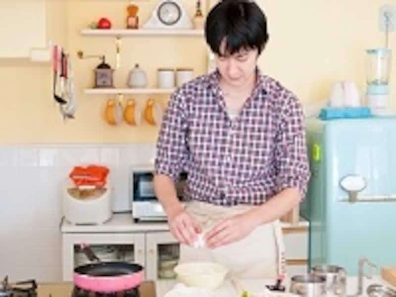料理する男性