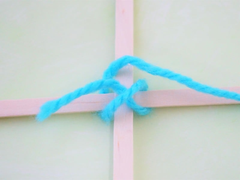 ゴッドアイ作り方　木のスティック　毛糸　十字に縛る