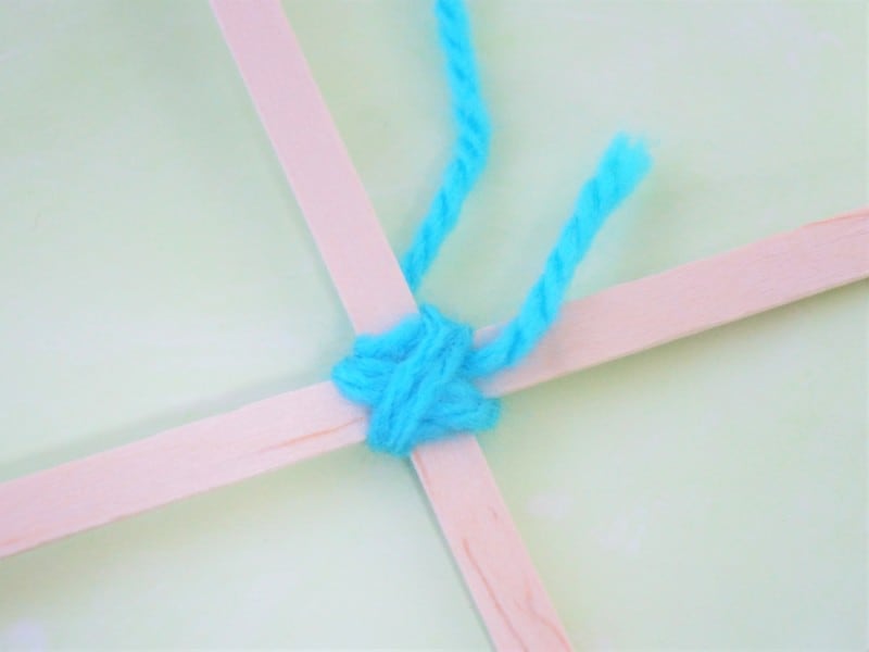 ゴッドアイ作り方　さらに毛糸を二回十字に巻きます。