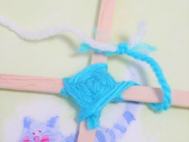 ゴッドアイ作り方　色を変える　毛糸同士の糸の先を　しっかりと結びます