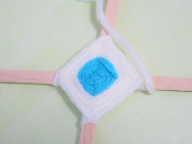 ゴッドアイ作り方　同じ動作を繰り返しながら毛糸を巻きつけていきます。