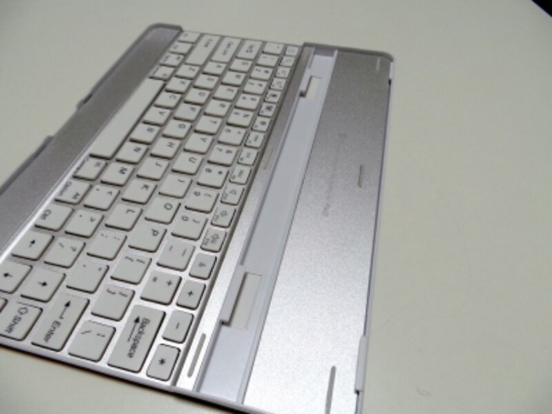 iPad用キーボードケース（ノーブランド）のiPadを差し込む溝