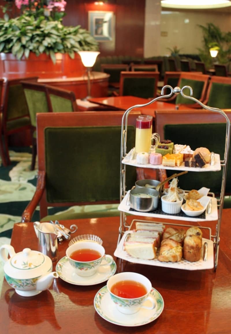 「プレミアムアフタヌーンティーセット」写真は２名様分undefined料金は、お一人様１９８０円（税込）undefined平日のみ予約可