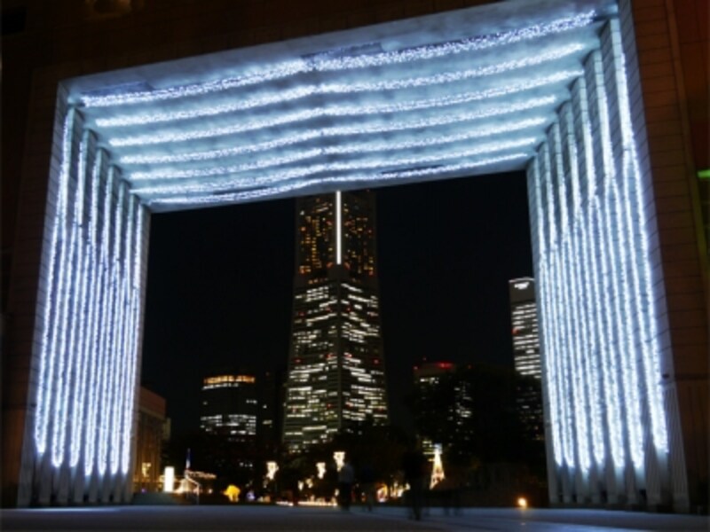 額縁で装飾されたような景色が広がる、ナビオス横浜の通景空間