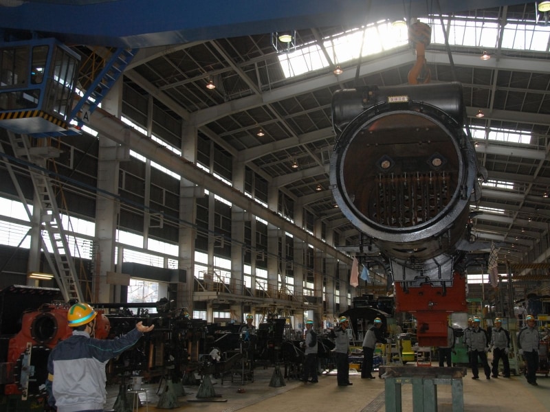 ボイラーがクレーンで吊上げられた