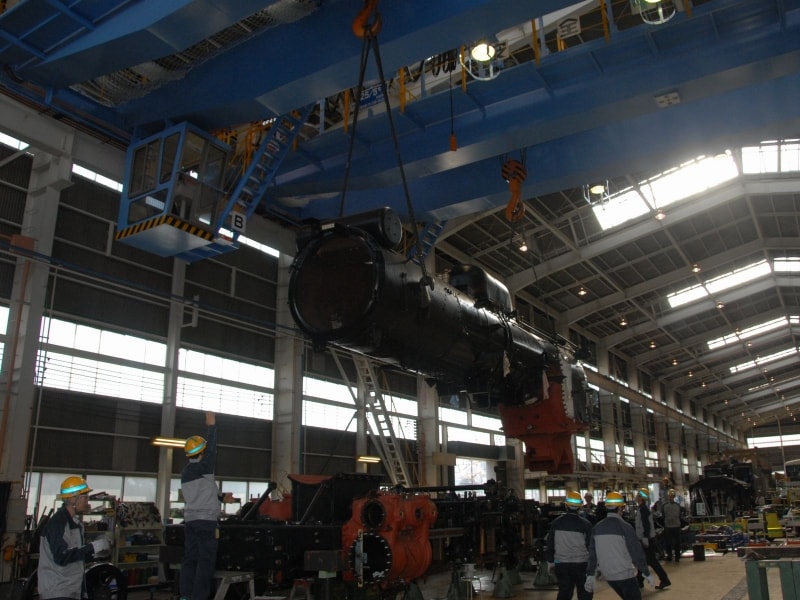 いよいよボイラーが主台枠の上に載せられる