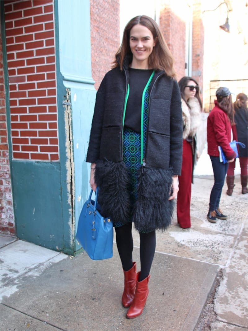 モノトーンコーデ＋ブラウン系ショートブーツ