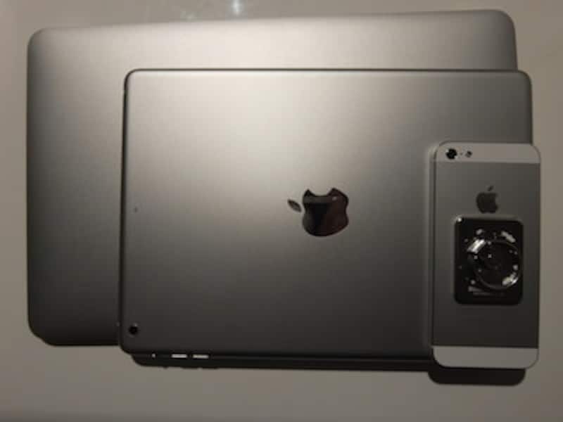 MacBook Air 11インチモデルと、iPhone5との大きさ比較。